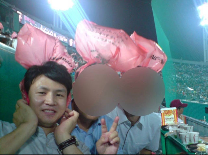 주황색 봉지 쓴 <b>한동훈</b>…‘롯데 응원 거짓’ 논란에 사진 <b>공개</b>