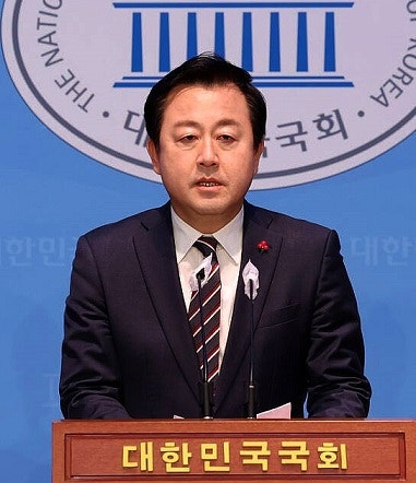김용남 전 국민의힘 의원, 탈당 및 이준석 개혁신당 합류/김용남 프로필