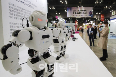 인공지능 돌봄로봇이 노인 고독사 예방 나선다 인공지능 돌봄로봇이 노인 고독사 예방 나선다