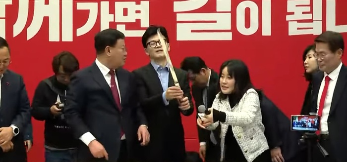 피습 당했다“에 환호 나온 與 대전 신년인사회..<b>한동훈</b>도 당혹