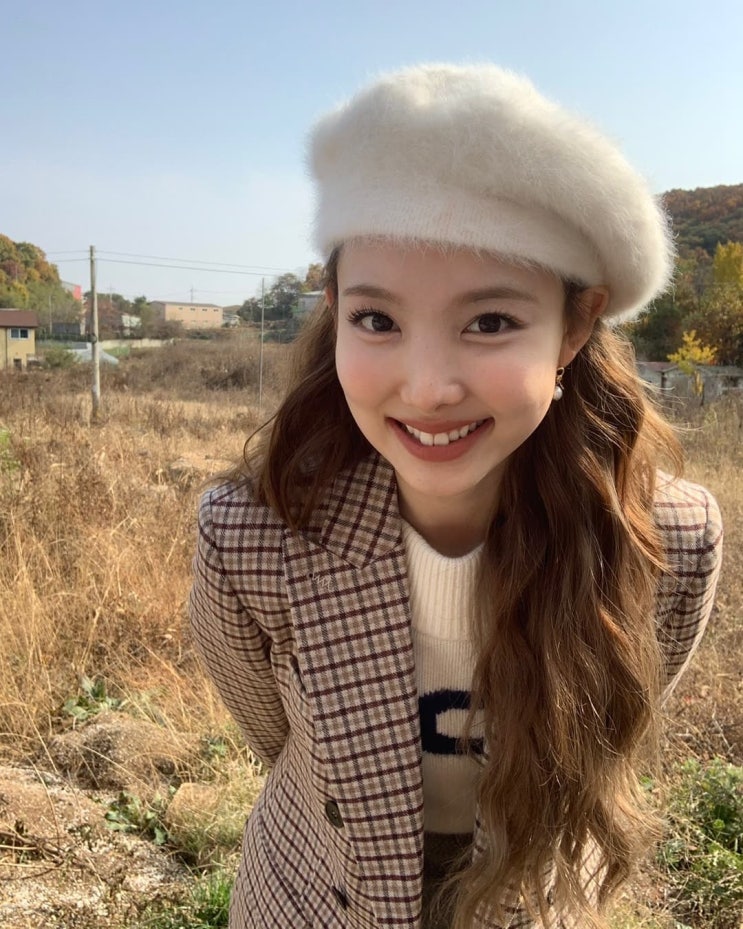  트와이스 나연의 여성 데일리룩으로 고급스런 분위기의 체크 패턴으로 이뤄진 여자 블레이저 자켓 코디 추천