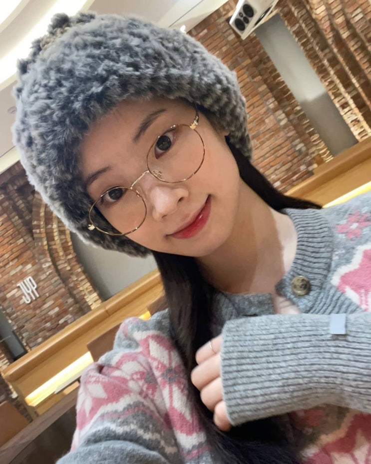 트와이스 다현의 에스닉한 감성의 민소매 니트 원피스에 가디건으로 완성한 여자 셋업 코디