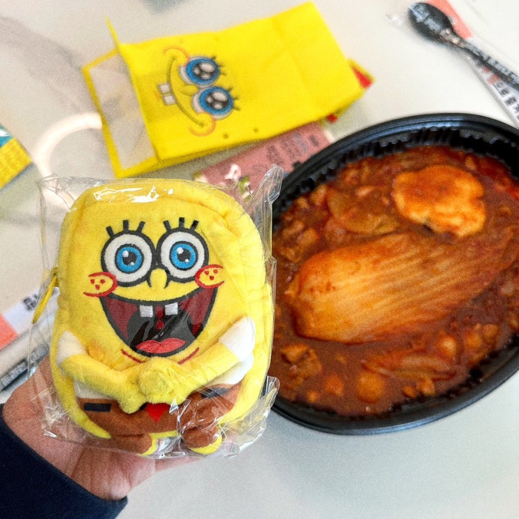  궁금해서 주문해본 두찜 x 스폰지밥 한정판 랜덤 굿즈 마그넷 키링파우치와 묵은지 찜닭 세트 리뷰.