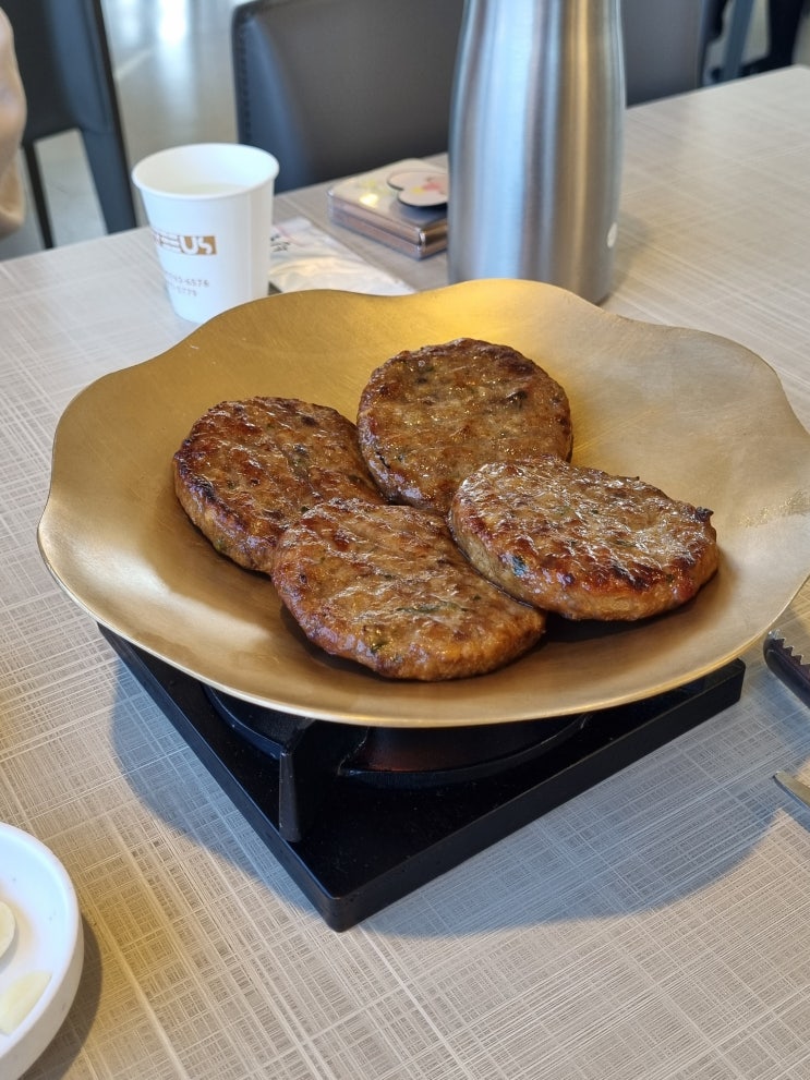  경주 보문단지 맛집 - 숯불에 구워나오는 갈비 서민식당