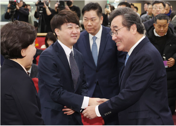 72살 <b>이낙연</b>, 39살 <b>이준석</b>…달라도 너무 다른 두 사람, 손 잡을까