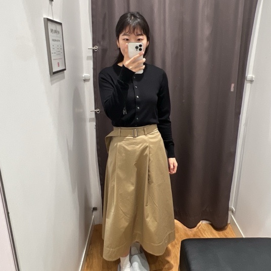  UNIQLO 유니클로 코튼 벨티드 플레어 스커트 메리노 크루넥 가디건으로 데일리룩 추천