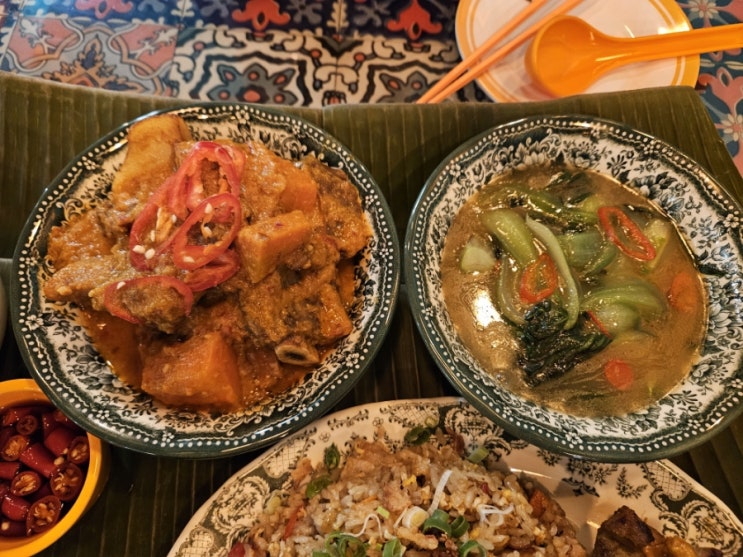  싱가포르 음식 "시옥 삼각지점" 솔직리뷰(플래터, 비프랜당, 커리, 나시고랭, 치킨사테, 차퀘이테오, 청경채볶음)