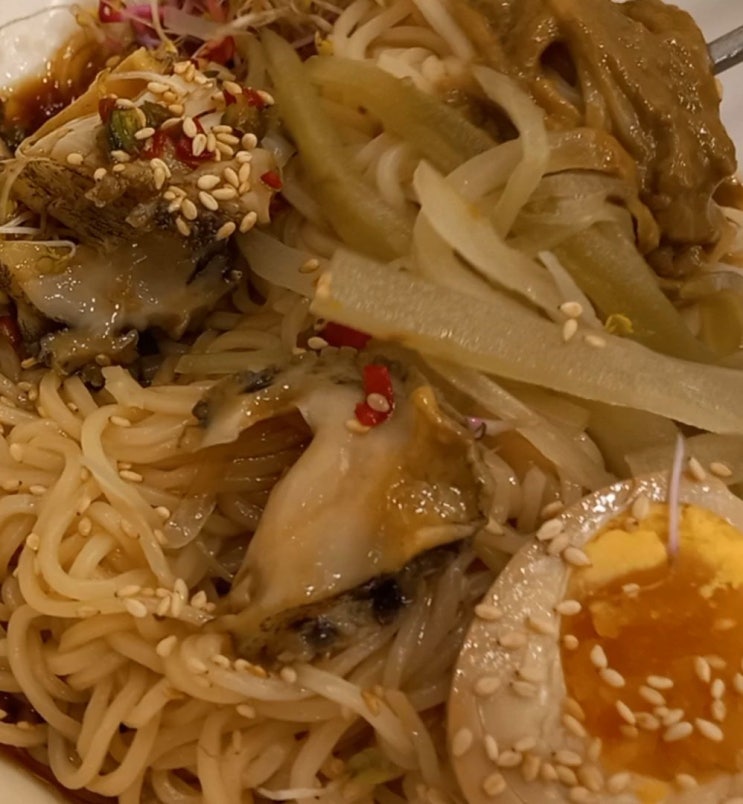 제주공항에서 가장 가까운 식당 소곰에서 아이들과 저녁으로 소곰 궁채전복장국수, 고기국수 먹고 왔습니다. 제주고기국수맛집
