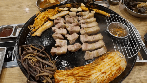  대통령상 받은 국내산 흑돼지 구디 고기집 월화식당 (ft. 트러플 육회)