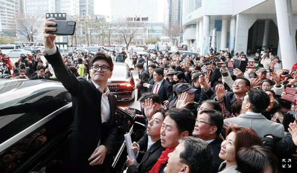 여성 흡수...<b>한동훈 위원장</b>의 팬덤, 윤석열 <b>대통령</b>과 차이점은.