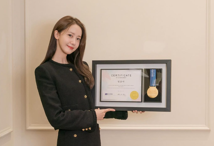  20대 하객룩으로 여자 연예인 결혼식 하객 패션에서도 인기인 미우미우 트위드 자켓 & 스커트 셋업 w. 윤아