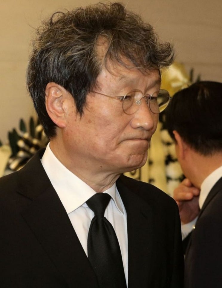 <연예가핫이슈> "그런 상가는 처음...장례식장서 도저히 못 견디는 한 친구가 비명처럼 울부짖더라" <연예가핫이슈> "그런 상가는 처음...장례식장서 도저히 못 견디는 한 친구가 비명처럼 울부짖더라"