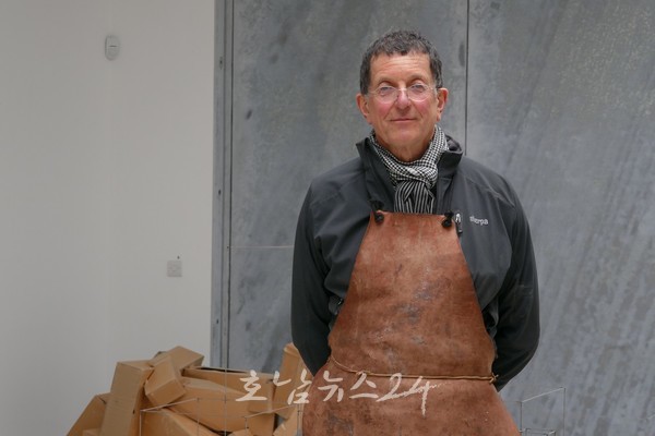  영국의 세계적인 조각가 안토니 곰리, 신안 비금도 바다에 초대형 작품 설치한다