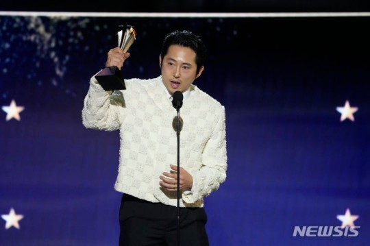 <b>스티븐</b> 연, 골든글로브 이어 크리틱스초이스 남우주연상