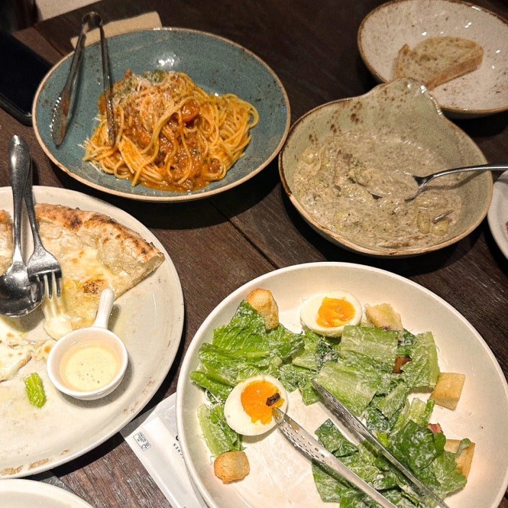  더 키친 일뽀르노 신세계백화점 강남점 로메인샐러드 콰트로포르마지피자 트러플크림뇨끼 볼로네제스파게티 리뷰.