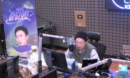 <b>박명수</b> "BTS 진, 휴가 때 만든... 주더라"…친분 '과시' (<b>라디오쇼</b>)