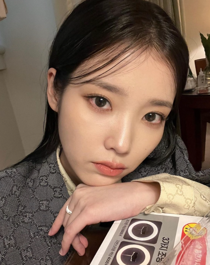  연예인들의 연예인 아이유의 데일리 손가락 반지로 명품 브랜드 구찌 인터로킹 G 아이콘 반지 패션 추천