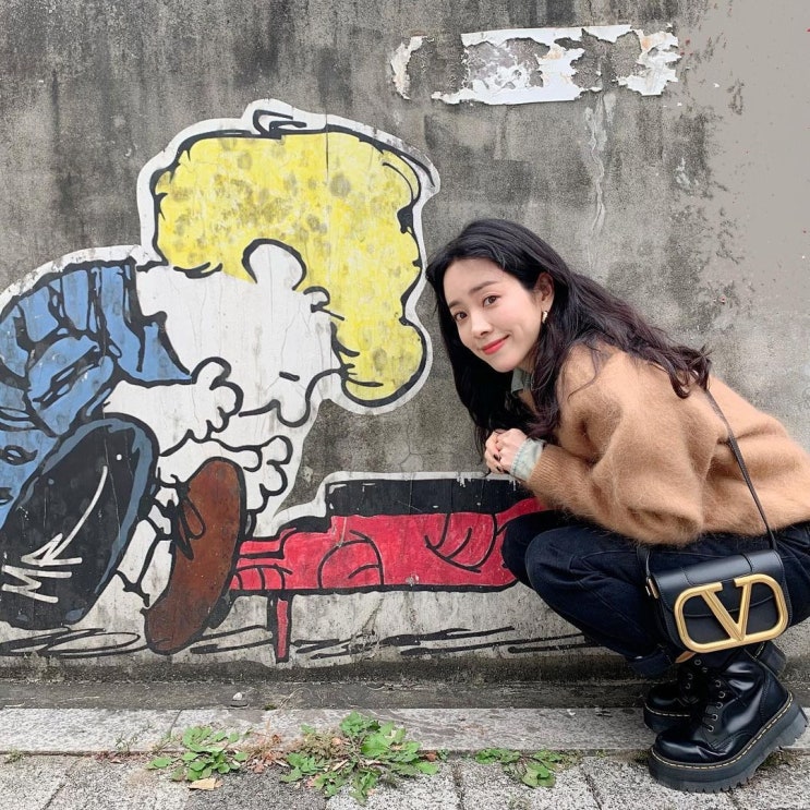  40대 여자 데일리백으로 금장의 V로고가 포인트인 명품 브랜드 발렌티노 미니 가방 추천