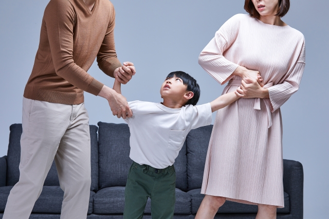 3세 딸 끌어안고 부부싸움… 법원 “정서적 아동학대” 3세 딸 끌어안고 부부싸움… 법원 “정서적 아동학대”