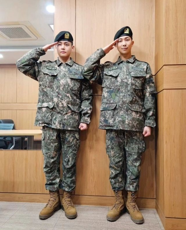 방탄소년단 RM·뷔, <b>최정예 훈련병</b> 됐다…신병교육 수료 [MD... 
