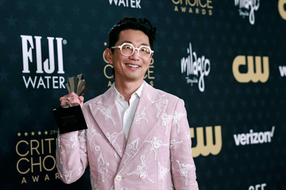 ‘성난 <b>사람들</b>’ <b>이성진</b> 감독, 美에미상 <b>감독상</b> 수상 쾌거