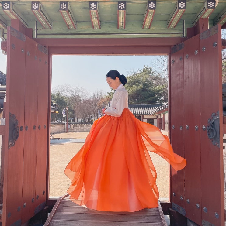  장원한복 : 깨끗한 아이보리 저고리에 쨍한 색감의 날개치마