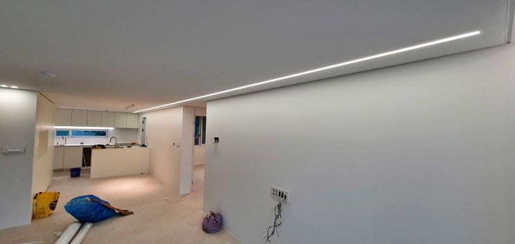 33평형 아파트 거실과 주방을 연결한 매입형 일자 LED 라인조명