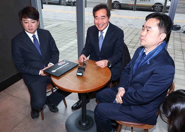 <b>이낙연</b>-<b>이준석</b>, 정치 개혁 공감...<b>연대</b>에는 온도차