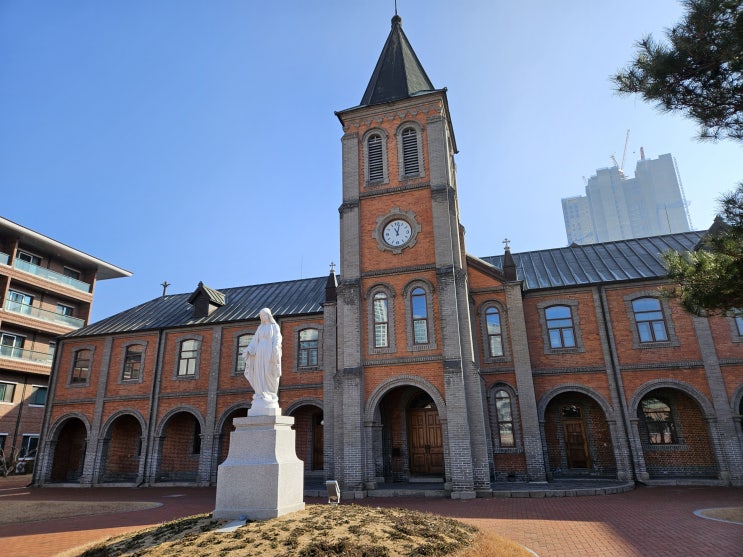 대구광역시 여행 ("성 유스티노 신학교" : 대구가톨릭대학교 신학대학의 전신이며 1914년 개교한 한국의 두번째 신학교)