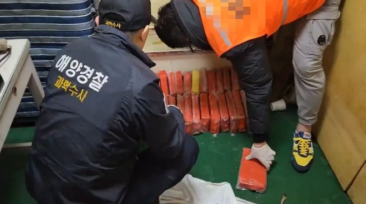 <b>부산신항서 코카인</b> 100 압수, 부산인구 동시 투약분