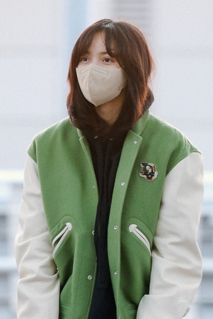  블랙핑크 리사 공항 패션: 디올 x 데님 티어스 바시티 자켓