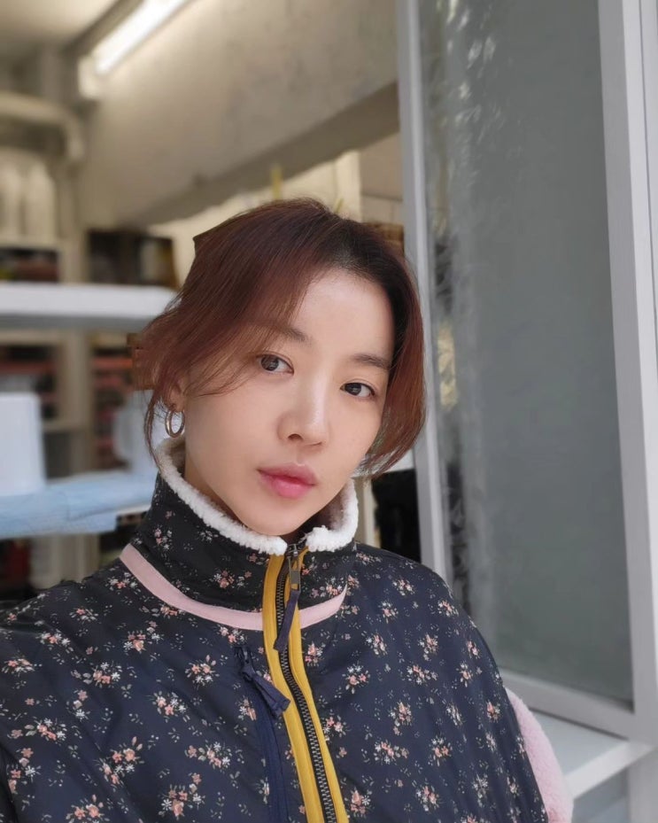  배우 장희진의 양털 플리스와 함께 데일리룩으로 편하게 입으면서 매력적인 아노락 하프집업 후리스 코디 추천