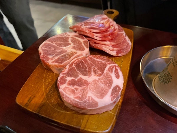 그릴1492 본점 신당동 목살 맛집 고기와 사이드메뉴의 궁합이 정말 좋아 서로를 더욱 빛내주....