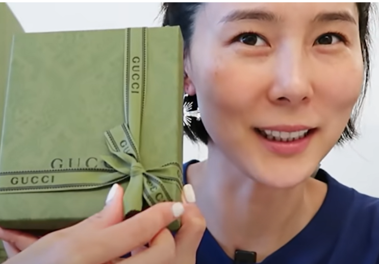  착 감기는 그립감으로 40대 엄마들이 오래 쓰는 여자 명품 브랜드로 김나영의 구찌 홀스빗 여성 카드 지갑 추천