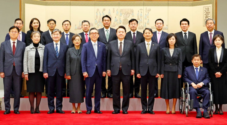 윤석열 대통령, 신임 장<b>차관</b> 5명에 <b>임명장 수여</b>