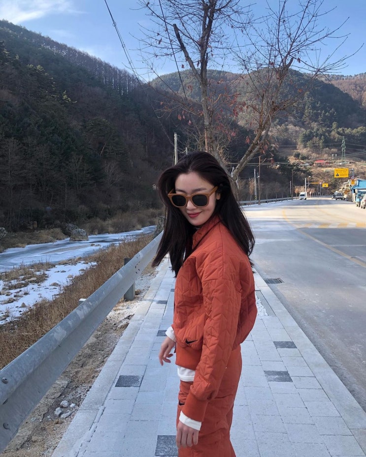  배우 한선화의 소복히 쌓은 눈을 배경으로 스포티한 코디로 나이키 트레이닝 복 셋업 세트 패션 추천