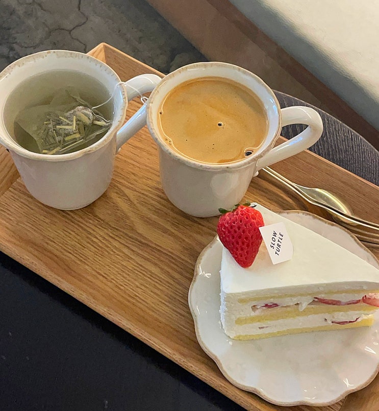  대구 동성로 카페 딸기케이크 맛집 슬로우터틀 약전골목점