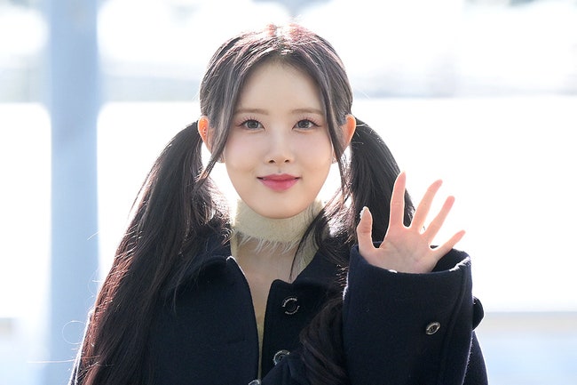 <b>스테이씨 시은</b> 깜찍한 겨울 여친룩 공항패션 여성 숏 코트 어디꺼?