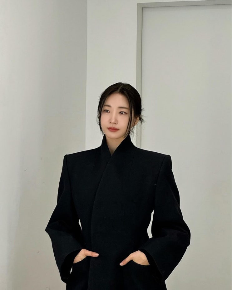 40대 패션 김사랑 착용 발렌시아가 블레이저 자켓 코디 정보! 40대 패션 김사랑 착용 발렌시아가 블레이저 자켓 코디 정보!
