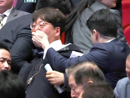 <b>강성희</b> 경호원들에게 입막히고 쫓겨났다 영상 <b>대통령</b> 참석 행사