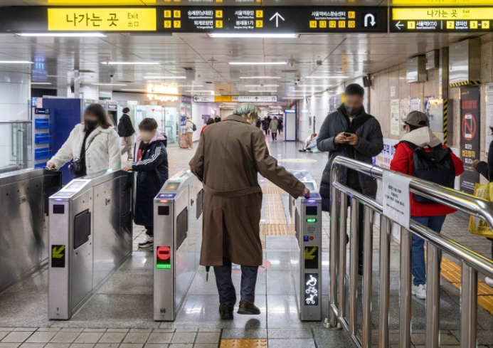 <b>개혁신당</b> 이준석 노인 지하철 무임승차 폐지 연12만원... 