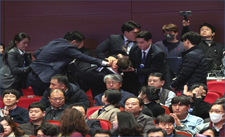 <b>전북</b><b>자치도</b> 출범행사, "<b>대통령</b>과 악수 나누던 진보당 강성희... 