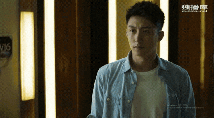  <중드 파빙행동-28화 쟈오쟈량은 친아들 리페이를 보고 감정이 격해지지만 아는척할수도 없어 떨리는목소리로 인사만하고赵嘉良看见儿子他激动得无以复加但是颤抖着说了句“你好”>
