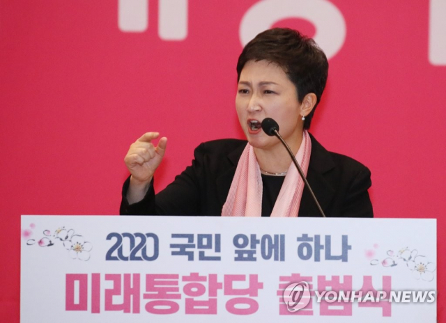 <b>이언주</b>, <b>국민의힘 탈당</b>···“윤석열당·검찰당 희망 없다”