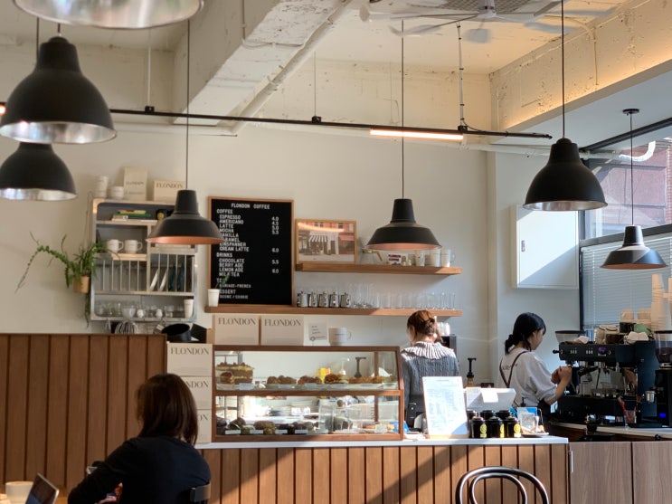  [플런던커피] 분당 정자동 유럽 감성의 크림라떼, 빅토리아 케이크 맛집 / 디저트 카페 추천