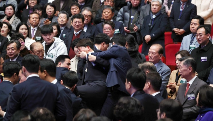 '<b>강성희</b> 의원 끌어내기' 윤석열 <b>대통령</b>은 국민의 입을 틀어막은 것