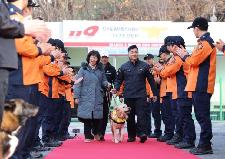 119<b>구조견</b> ‘<b>아롱</b>’이의 은퇴식.. “<b>아롱</b>아 새 출발 축하 한다”