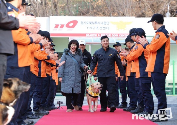 119<b>구조견</b> ‘<b>아롱</b>’ 은퇴식…“무거웠던 임무 내려놓고... 