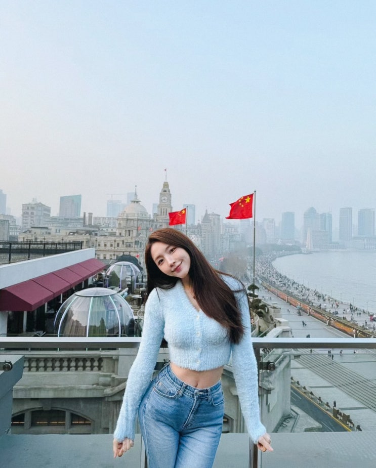  성해은 여행패션: 다이애그널 크롭 니트 가디건 코디