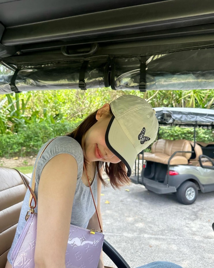 트와이스 나연 발리 여행 아디다스 볼캡 나비 모자 정보 함께 만나보기! 트와이스 나연 발리 여행 아디다스 볼캡 나비 모자 정보 함께 만나보기!